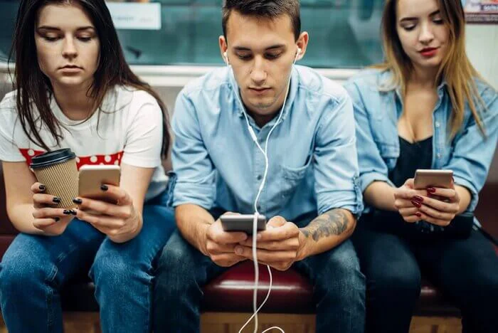 jovenes-usando-smartphone-en-el-metro-26-07-23-01